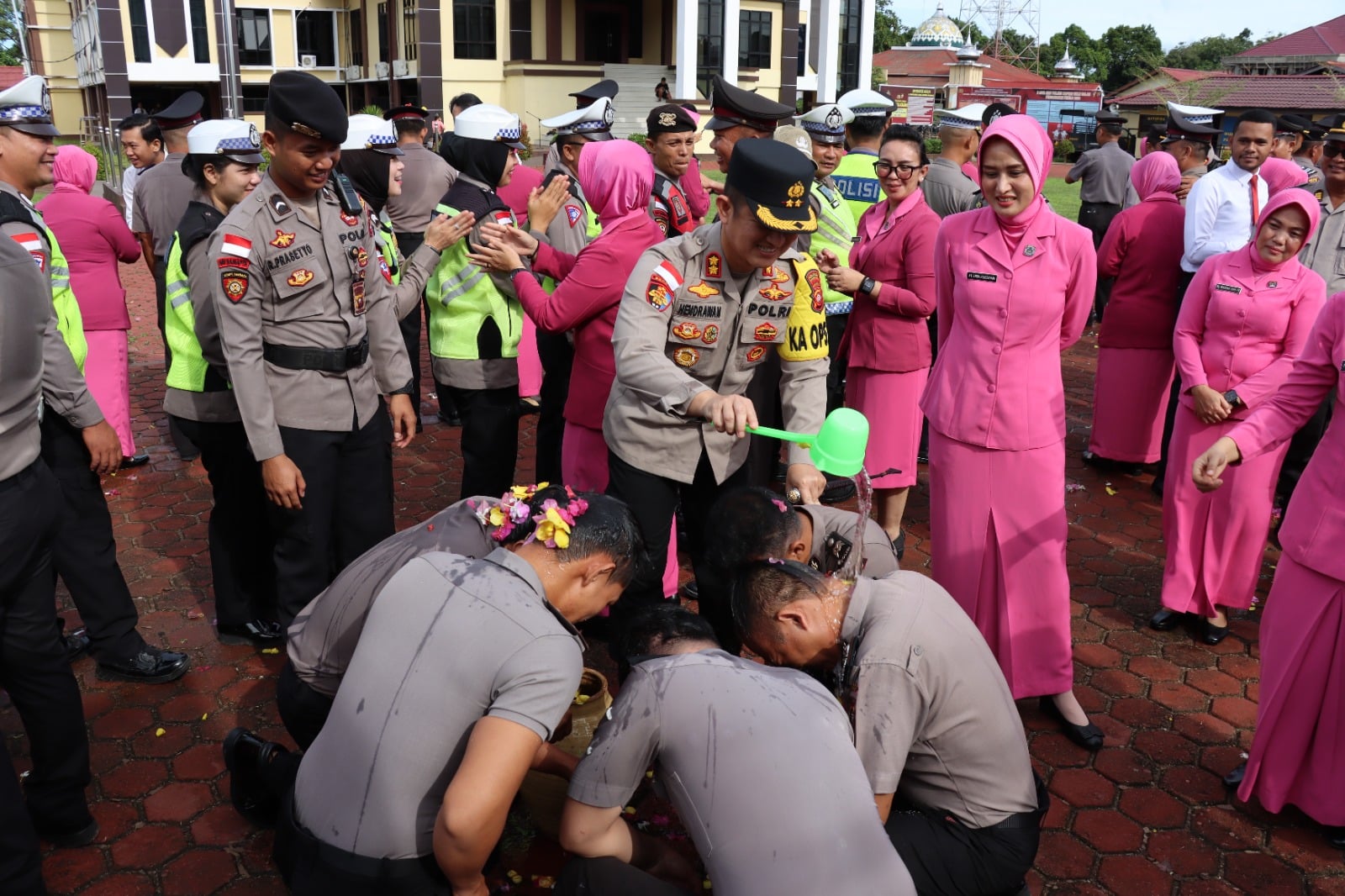 Upacara kenaikan pangkat 42 anggota Polres Kapuas Hulu. (Foto: Ishaq/KalbarOnline.com)