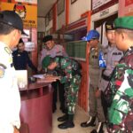 Patroli Gabungan Personil Kodim 1206 Putussibau di Kantor Penyelenggaraan Pemilu Kapuas Hulu. (Foto: Ishaq/KalbarOnline.com)