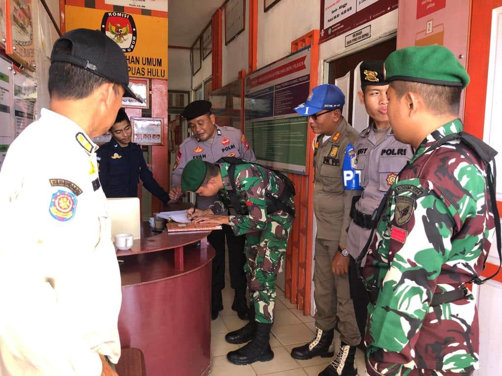 Patroli Gabungan Personil Kodim 1206 Putussibau di Kantor Penyelenggaraan Pemilu Kapuas Hulu. (Foto: Ishaq/KalbarOnline.com)