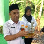 Kepala Dinas Lingkungan Hidup Kota Pontianak, Syarif Usmulyono menunjukkan 3 bahan bakar minyak hasil olah dari sampah kantong kresek. (Foto: Indri)