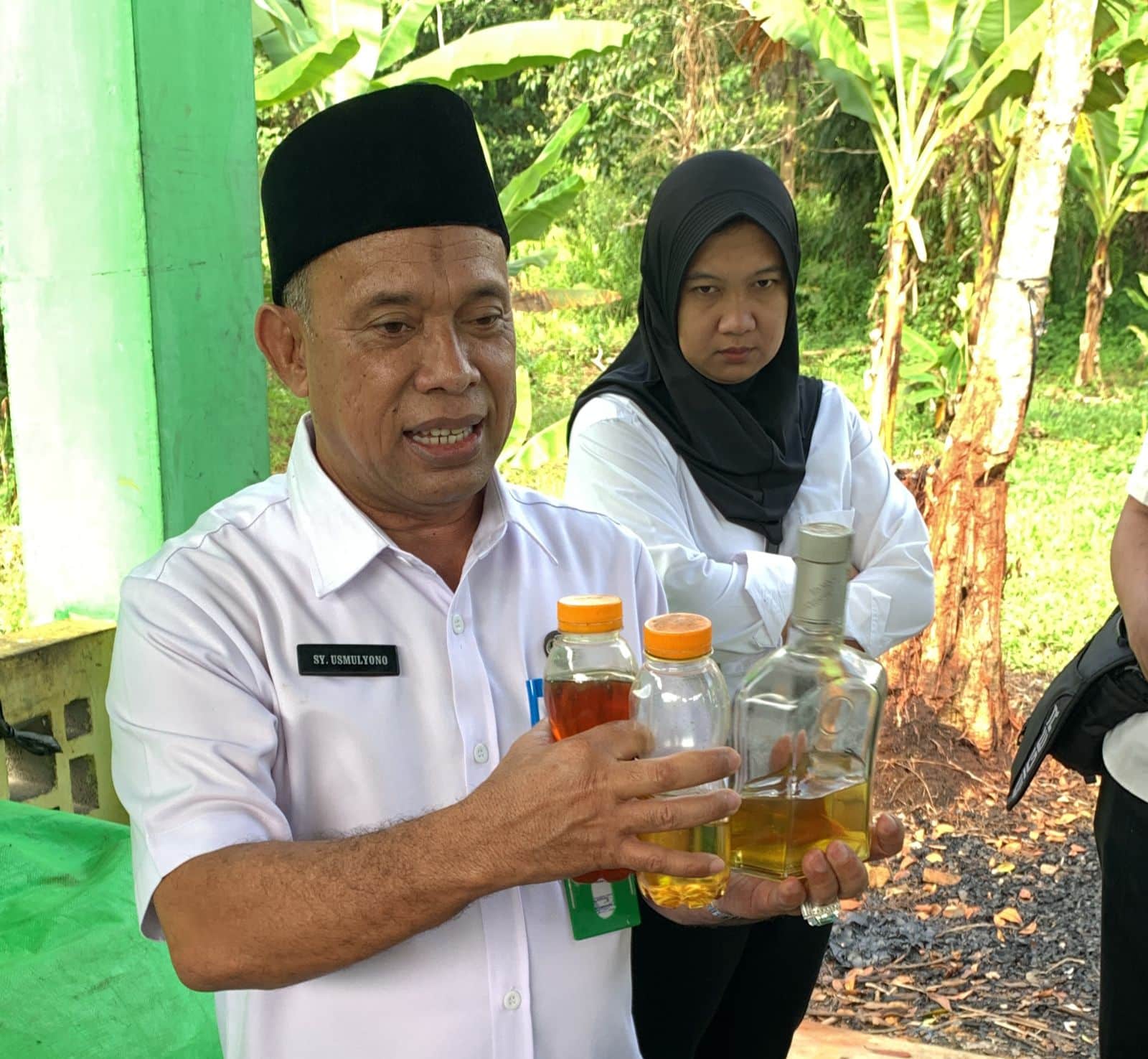 Kepala Dinas Lingkungan Hidup Kota Pontianak, Syarif Usmulyono menunjukkan 3 bahan bakar minyak hasil olah dari sampah kantong kresek. (Foto: Indri)