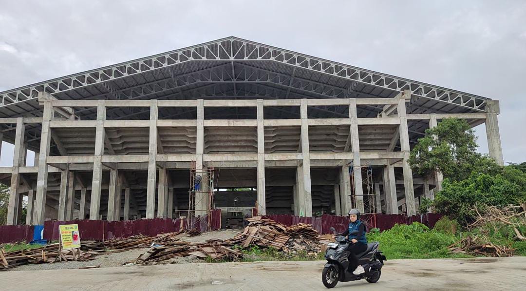 Kepala Dinas Kepemudaan Olahraga dan Pariwisata (Kadisporapar) Provinsi Kalbar, Windy Prihastari meninjau progres pembangunan kawasan Gelora Khatulistiwa, Kota Pontianak, Rabu (03/01/2024). (Foto: Jauhari)