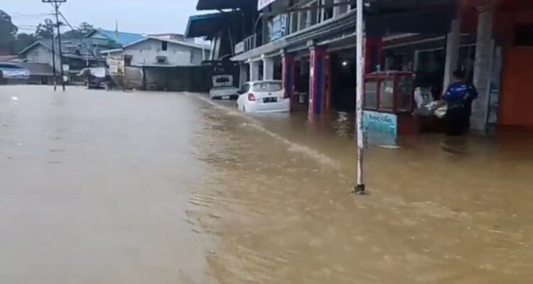 Banjir di Desa Nanga Tepuai, Kecamatan Hulu Gurung, Kabupaten Kapuas Hulu. (Foto: Ishaq)