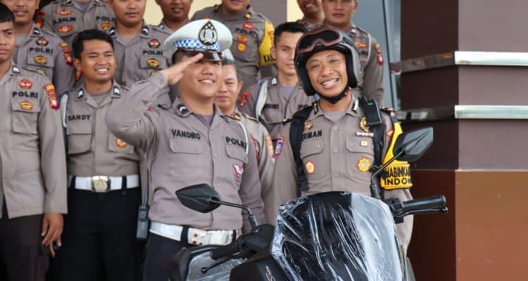 Personel Sat Lantas Polres Kubu Raya, Bripda Novandro mendapatkan apresiasi dari Kapolri, Jenderal Polisi Listyo Sigit Prabowo. (Foto: Jauhari)