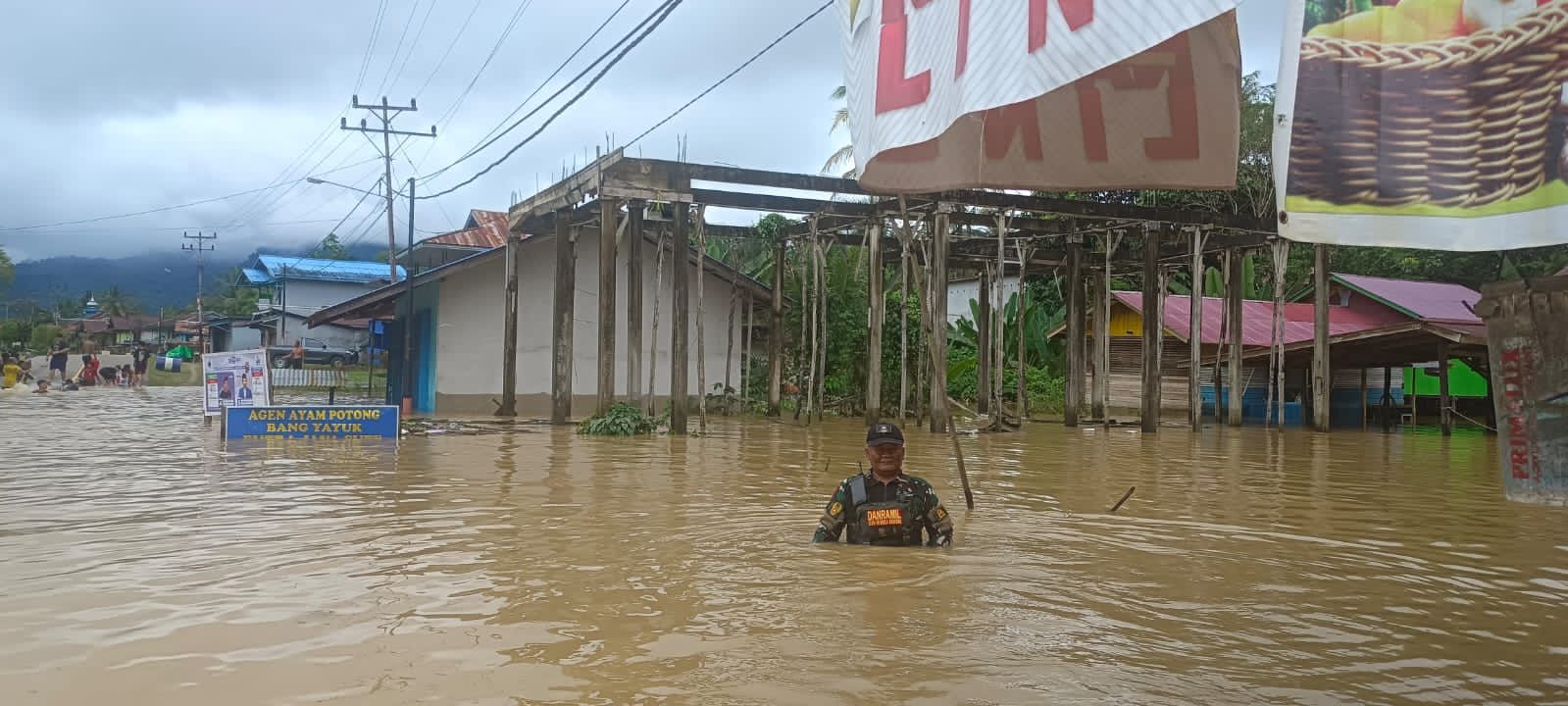 Anggota Koramil 1206-14 Hulu Gurung Kapuas Hulu membantu warga yang terdampak banjir. (Foto: Ishaq/KalbarOnline.com)