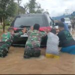 Anggota Koramil 1206-14 Hulu Gurung Kapuas Hulu membantu warga yang terdampak banjir. (Foto: Ishaq/KalbarOnline.com)