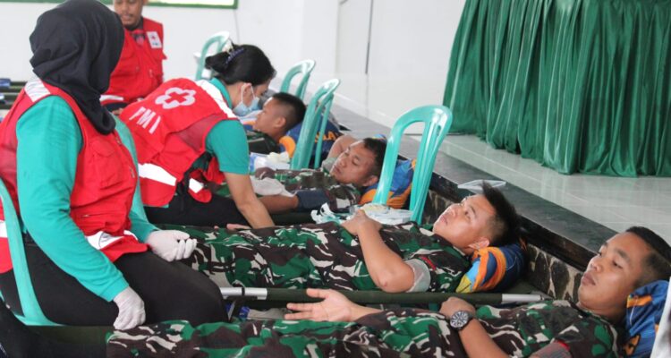 Kegiatan donor darah prajurit Batalyon 644 Walet Sakti. (Foto: Ishaq/KalbarOnline.com)