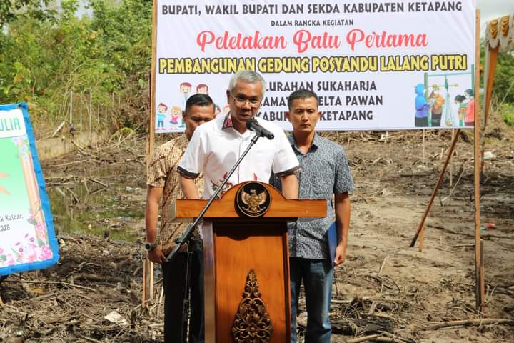 Peletakan batu pertama Posyandu Lalang Putri Kelurahan Sukaharja Kecamatan Delta Pawan, Kabupaten Ketapang, Jumat (05/01/2024). (Foto: Adi LC)