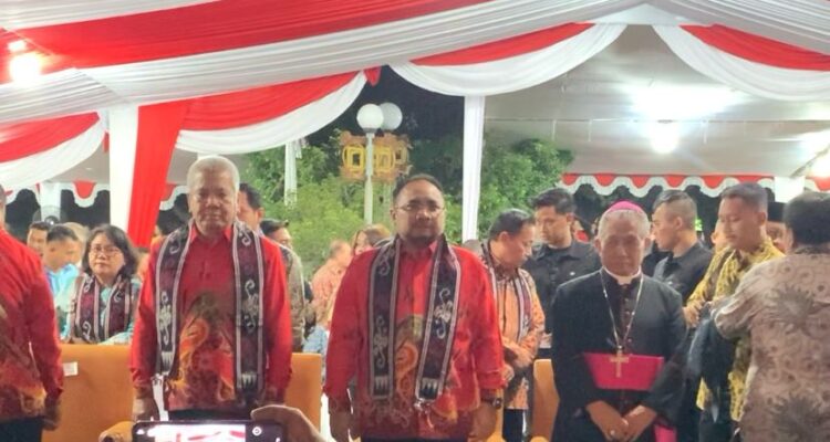 Pj Gubernur Kalbar, Harisson (kiri) bersama Menteri Agama (tengah) dan Uskup Agung Pontianak (kanan). (Foto: Indri)