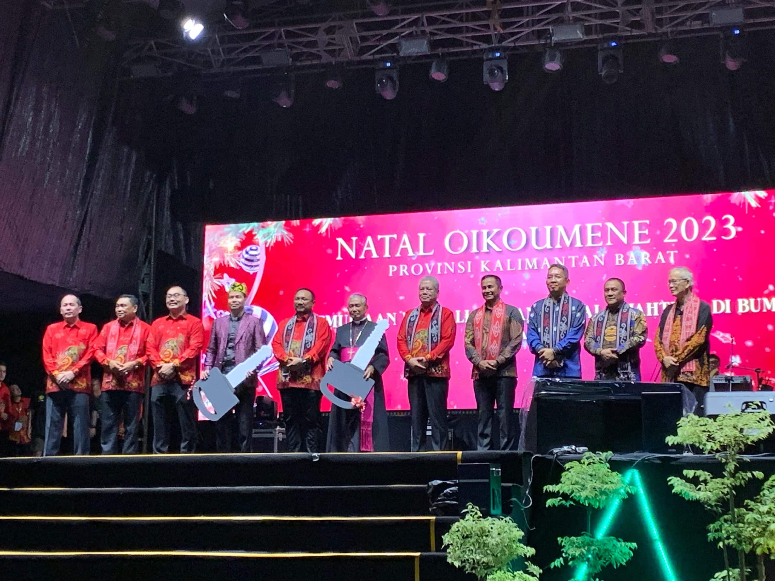 Foto bersama Menteri Agama, Pj Gubernur Kalbar, Uskup Agung Pontianak dan jajaran forkopimda. (Foto: Indri)