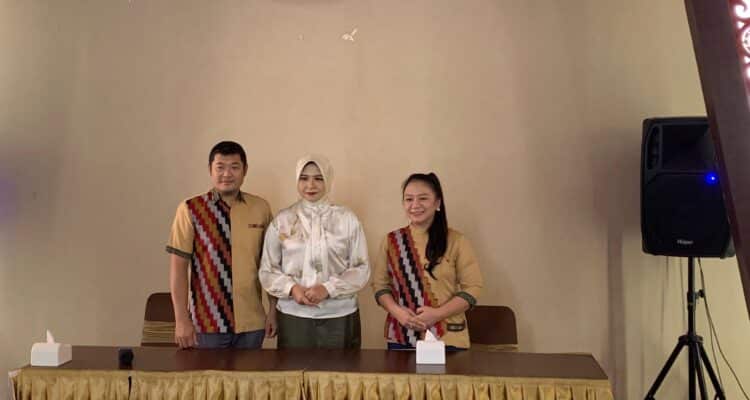 Kepala Dinas Kepemudaan Olahraga dan Pariwisata Provinsi Kalimantan Barat, Windy Prihastari (tengah) didampingi Owner Pondok Ale-Ale. (Foto: Indri)