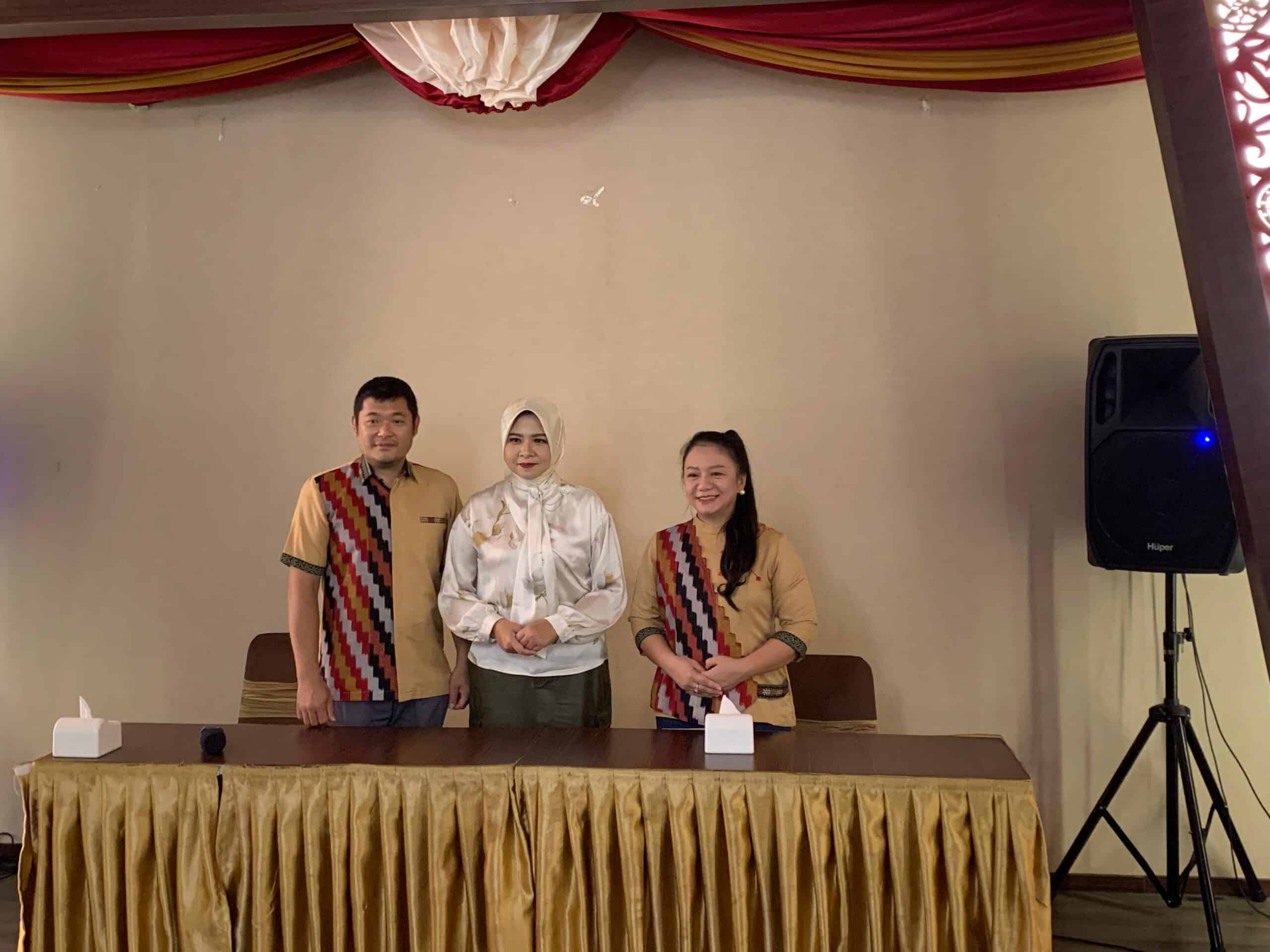 Kepala Dinas Kepemudaan Olahraga dan Pariwisata Provinsi Kalimantan Barat, Windy Prihastari (tengah) didampingi Owner Pondok Ale-Ale. (Foto: Indri)