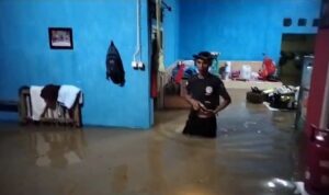 Banjir di salah satu rumah warga di Kabupaten Landak. (Foto: BPBD Kalbar)