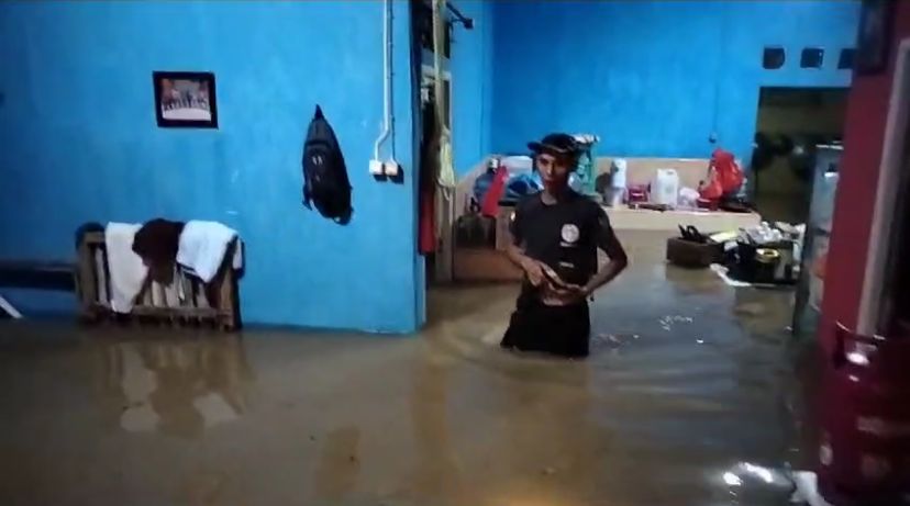 Banjir di salah satu rumah warga di Kabupaten Landak. (Foto: BPBD Kalbar)