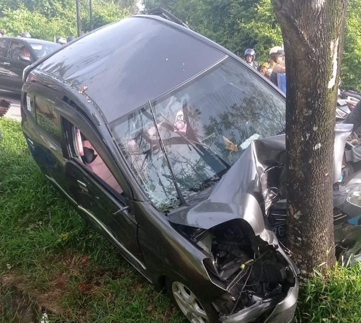 Kondisi mobil Daihatsu Ayla pasca insiden. (Foto: Jauhari)