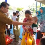Pj Wali Kota Pontianak, Ani Sofian menyerahkan secara simbolis bantuan kepada orang tua balita stunting. (Foto: Kominfo/Prokopim Pontianak)