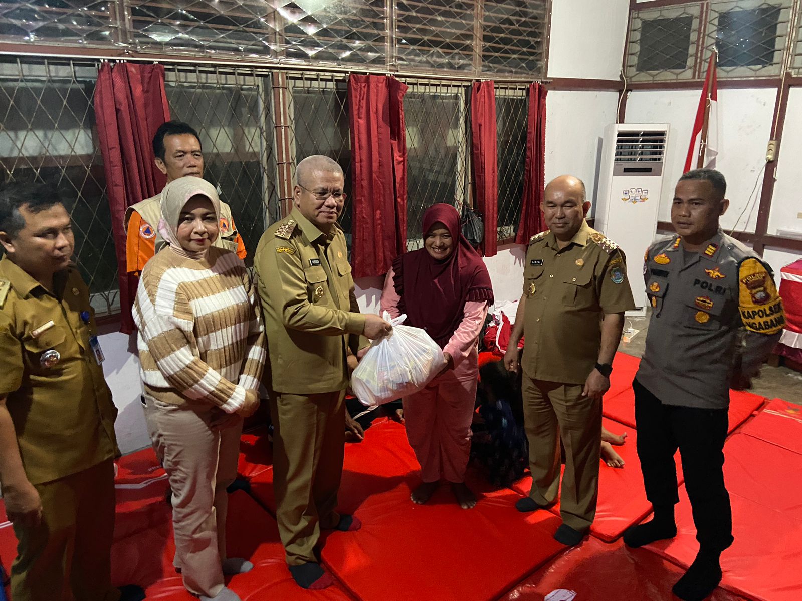 Pj Gubernur Kalbar, Harisson memberikan bantuan kepada warga terdampak banjir, di pos pengungsian dan dapur umum di Kabupaten Landak, Selasa (09/01/2024) malam. (Foto: Jauhari)