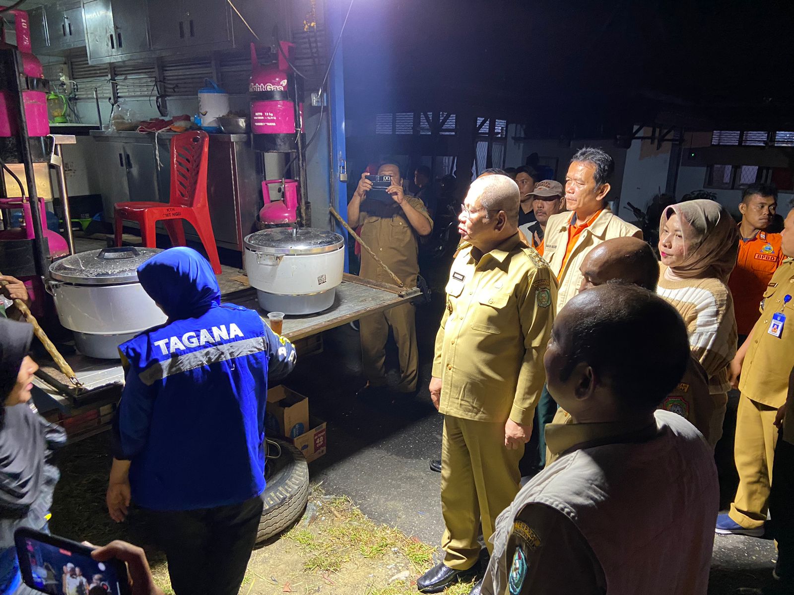 Pj Gubernur Kalbar, Harisson meninjau langsung pos pengungsian dan dapur umum di Kabupaten Landak, Selasa (09/01/2024) malam. (Foto: Jauhari)
