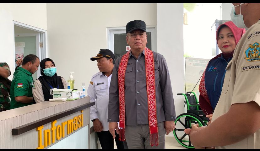 Pj Gubernur Kalimantan Barat, Harisson melakukan kunjungan kerja ke Pos Lintas Batas Negara (PLBN) Terpadu Nanga Badau di Kecamatan Badau, Kabupaten Kapuas Hulu, Rabu (10/01/2024). (Foto: Jauhari)