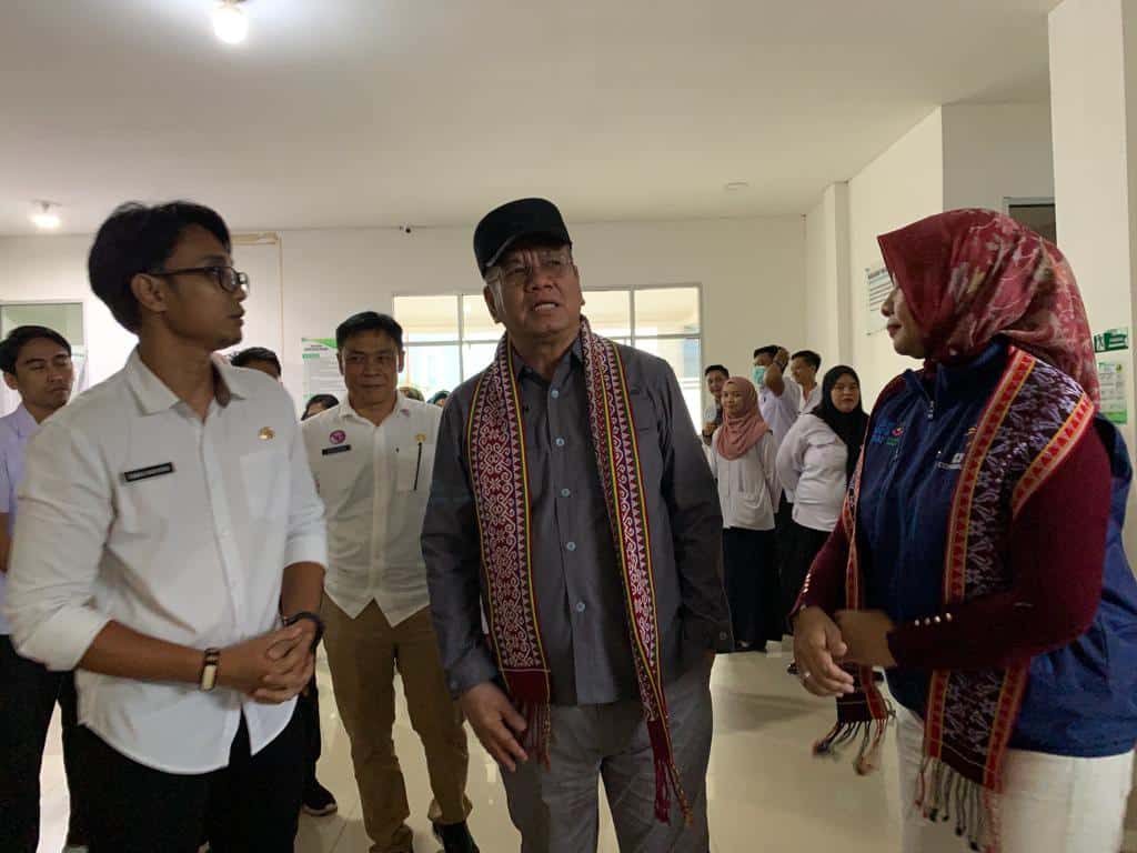 Penjabat (Pj) Gubernur Provinsi Kalimantan Barat (Kalbar), Harisson meninjau layanan kesehatan di Rumah Sakit Umum Daerah (RSUD) Badau, Rabu (10/01/2023). (Foto: Jauhari)