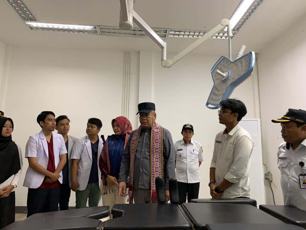 Penjabat (Pj) Gubernur Provinsi Kalimantan Barat (Kalbar), Harisson meninjau layanan kesehatan di Rumah Sakit Umum Daerah (RSUD) Badau, Rabu (10/01/2023). (Foto: Jauhari)