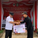 Penjabat (Pj) Gubernur Provinsi Kalimantan Barat (Kalbar), Harisson menyerahkan bantuan Presiden Indonesia kepada Pemerintah Kabupaten Kapuas Hulu. (Foto: Jauhari)