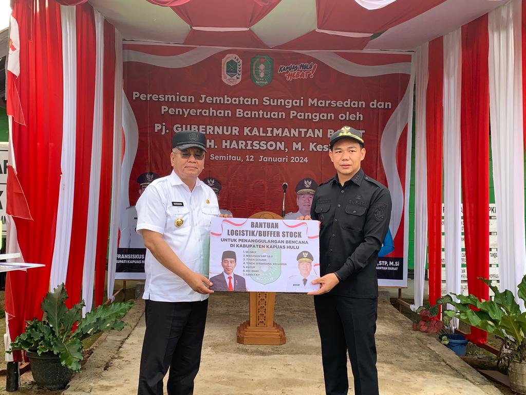 Penjabat (Pj) Gubernur Provinsi Kalimantan Barat (Kalbar), Harisson menyerahkan bantuan Presiden Indonesia kepada Pemerintah Kabupaten Kapuas Hulu. (Foto: Jauhari)