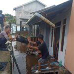 Polisi Bantu Evakuasi, Tiga Rumah Roboh Akibat Abrasi di Kubu Raya 15