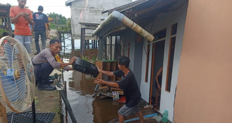 Polisi Bantu Evakuasi, Tiga Rumah Roboh Akibat Abrasi di Kubu Raya 2