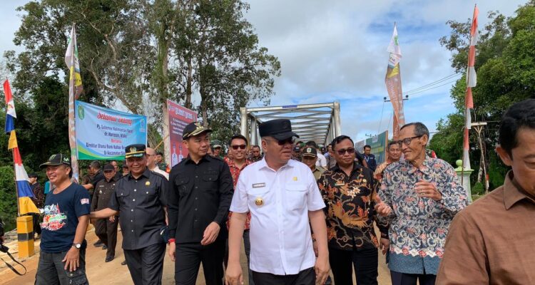 Pj Gubernur Kalbar Resmikan Jembatan Marsedan di Semitau Kapuas Hulu 1