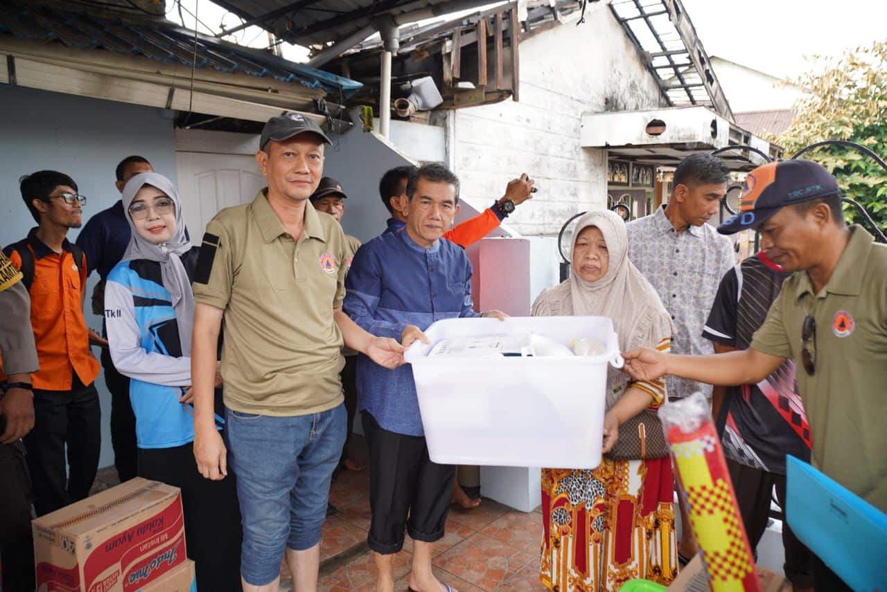 Pj Wako Pontianak serahkan bantuan korban kebakaran di Kampung Arab. (Foto: Prokopim Pontianak)