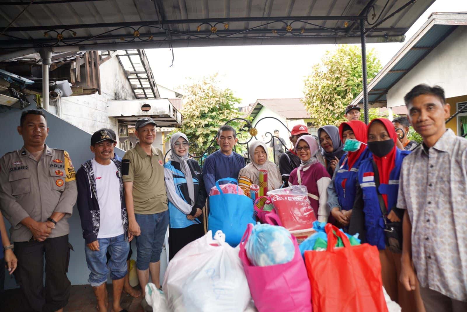 Pj Wali Kota Pontianak, Ani Sofian foto bersama usai penyerahan bantuan kepada warga korban kebakaran di Kampung Arab Pontianak Timur. (Foto: Prokopim Pontianak)
