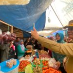Pj Gubernur Kalbar Borong Sembako di Pasar Rakyat Sukadana 19