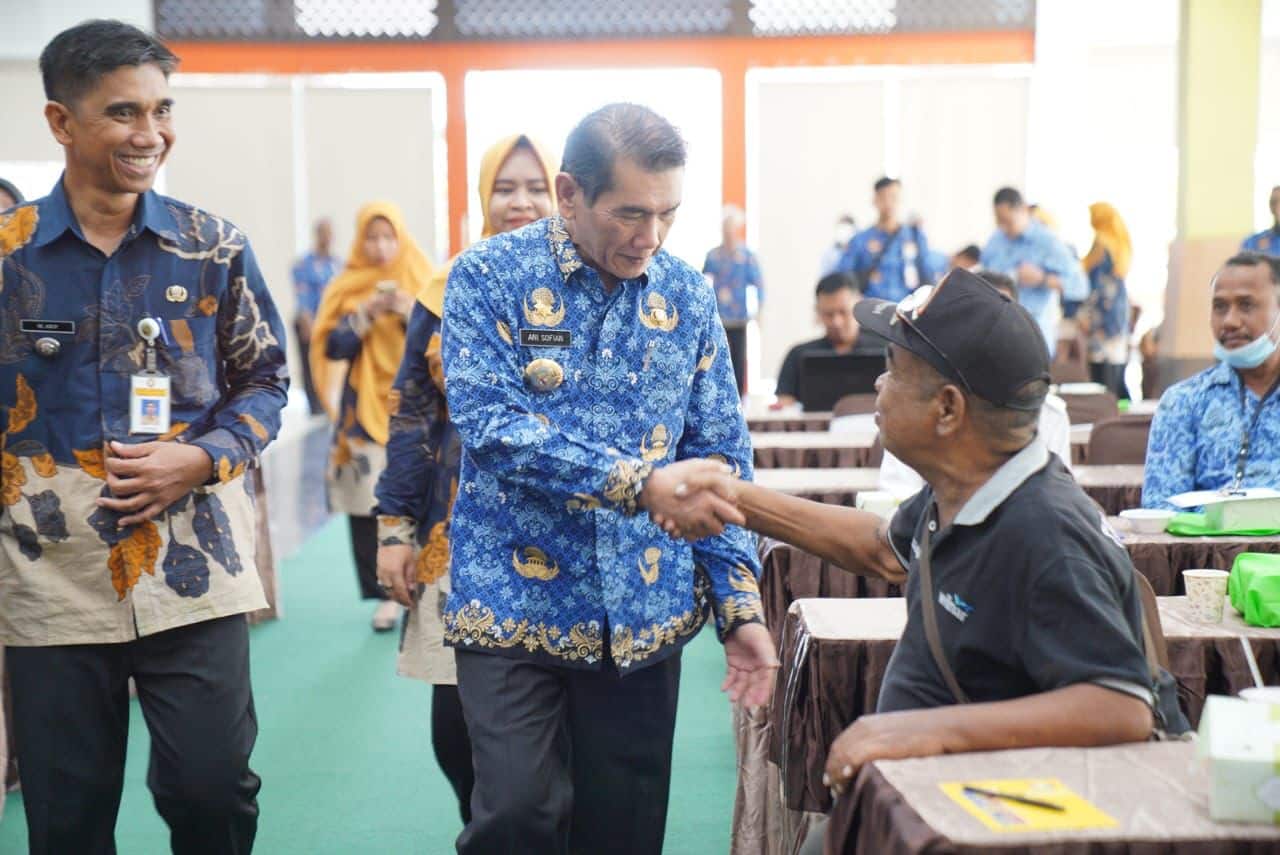 Pj Wali Kota Pontianak, Ani Sofian berjabat tangan dengan peserta Musrenbang RKPD Tingkat Kelurahan Tanjung Hulu. (Foto: Prokopim Pontianak)