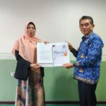 Kepala Perwakilan Ombudsman RI Provinsi Kalbar, Tariyah menyerahkan hasil penilaian kepatuhan penyelenggaraan pelayanan publik kepada Pj Wali Kota Pontianak, Ani Sofian. (Foto: Prokopim Pontianak)