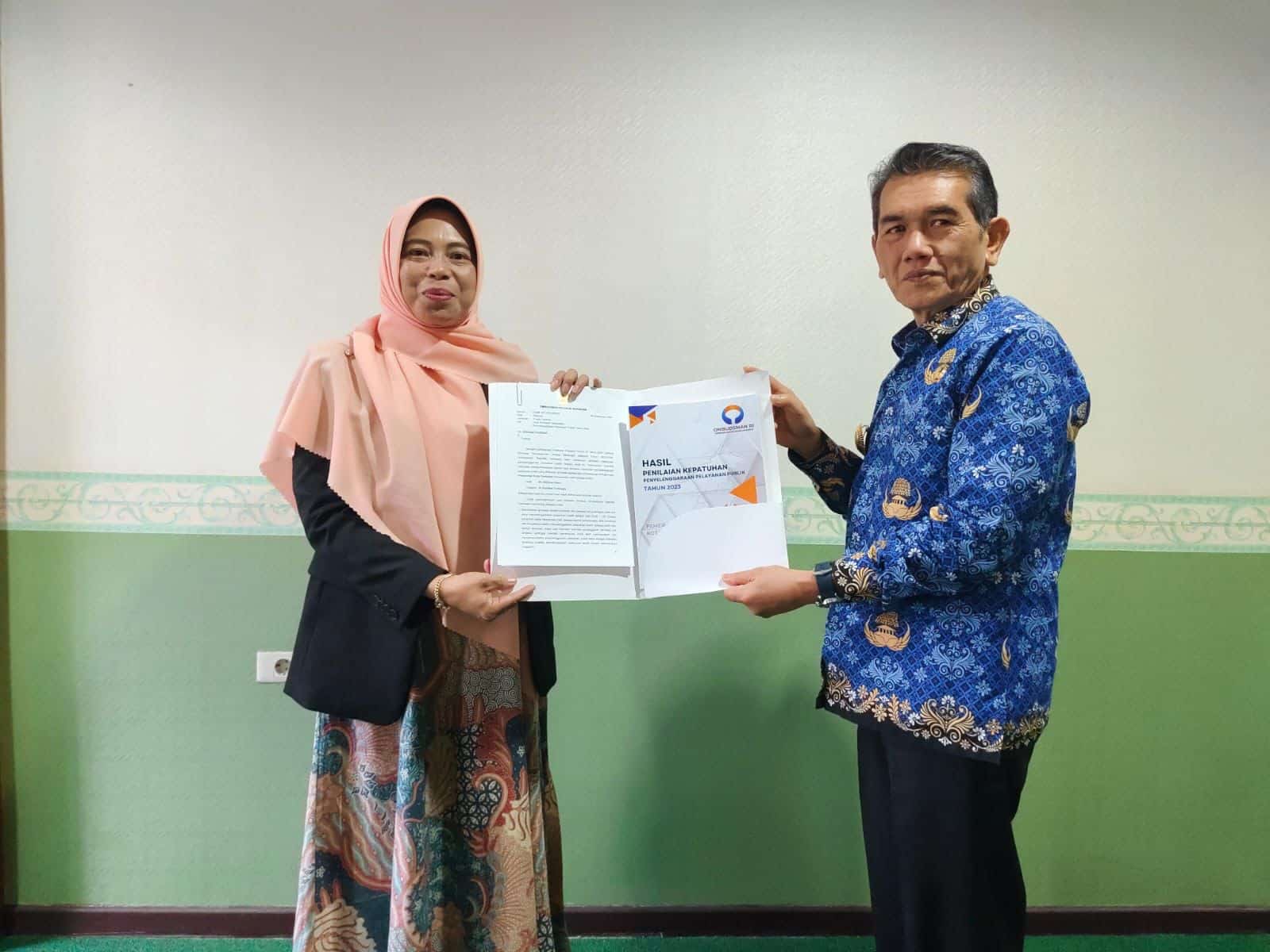 Kepala Perwakilan Ombudsman RI Provinsi Kalbar, Tariyah menyerahkan hasil penilaian kepatuhan penyelenggaraan pelayanan publik kepada Pj Wali Kota Pontianak, Ani Sofian. (Foto: Prokopim Pontianak)