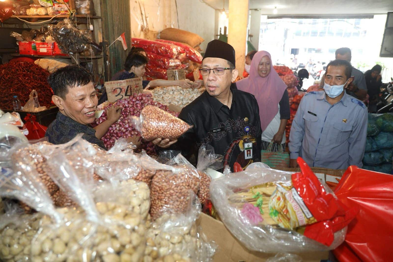 Sekda Kota Pontianak, Mulyadi memantau harga dan ketersediaan stok pangan di beberapa lokasi, Kamis (18/01/2024). (Foto: Kominfo/Prokopim Pontianak)