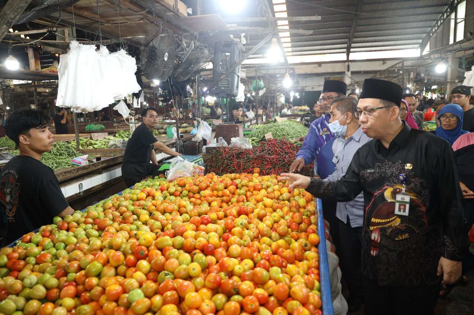 Sekda Kota Pontianak, Mulyadi memantau harga dan ketersediaan stok pangan di beberapa lokasi, Kamis (18/1/2024). (Foto: Kominfo/Prokopim Pontianak)