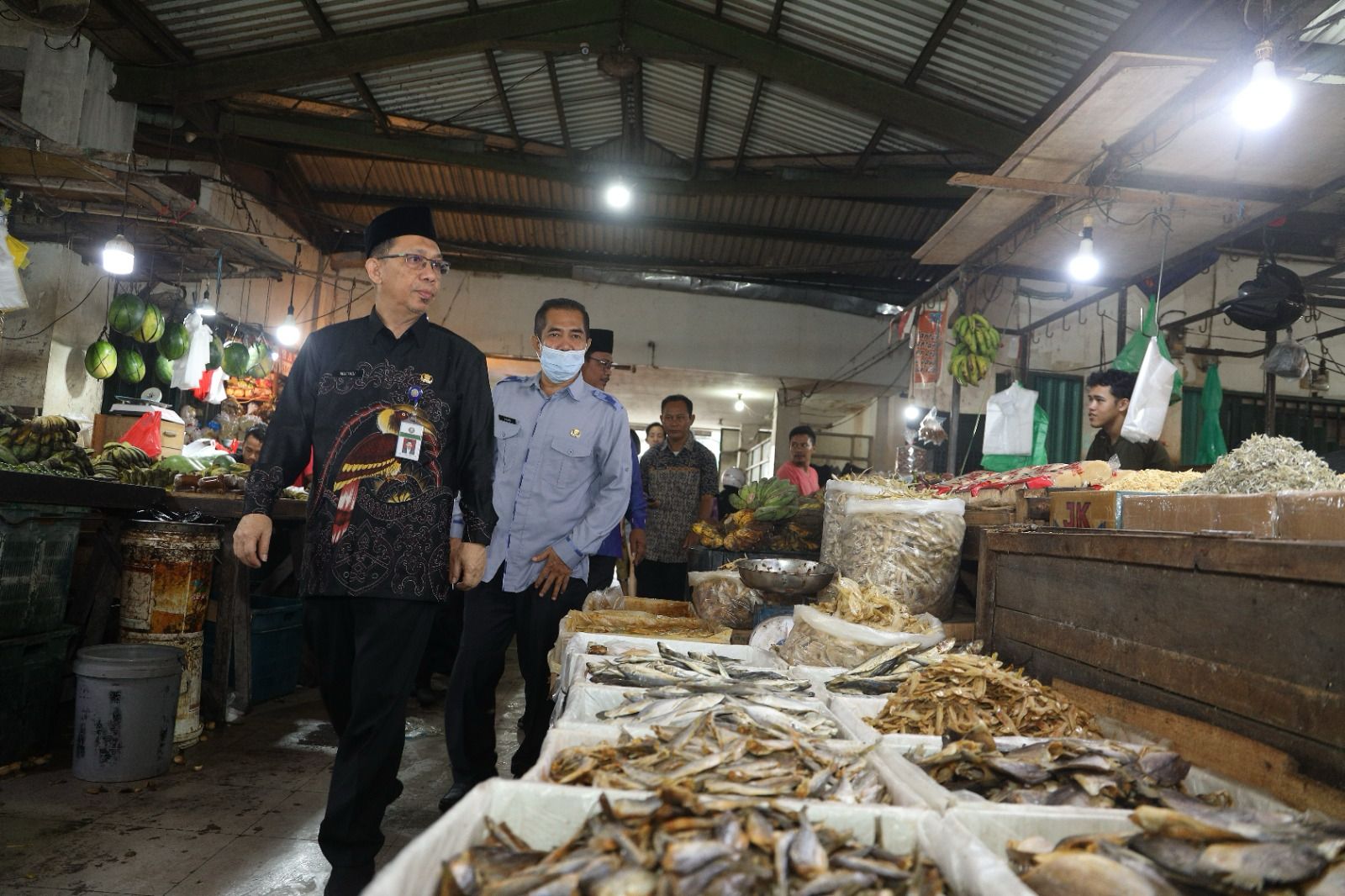 Sekda Kota Pontianak, Mulyadi memantau harga dan ketersediaan stok pangan di beberapa lokasi, Kamis (18/01/2024). (Foto: Kominfo/Prokopim Pontianak)