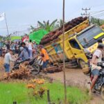 Kondisi truk bermuatan berat yang mengalami amblas di jalan poros Desa Rantau Panjang, Kecamatan Simpang Hilir, Kabupaten Kayong Utara, Kamis (18/01/2024). (Foto: Istimewa)