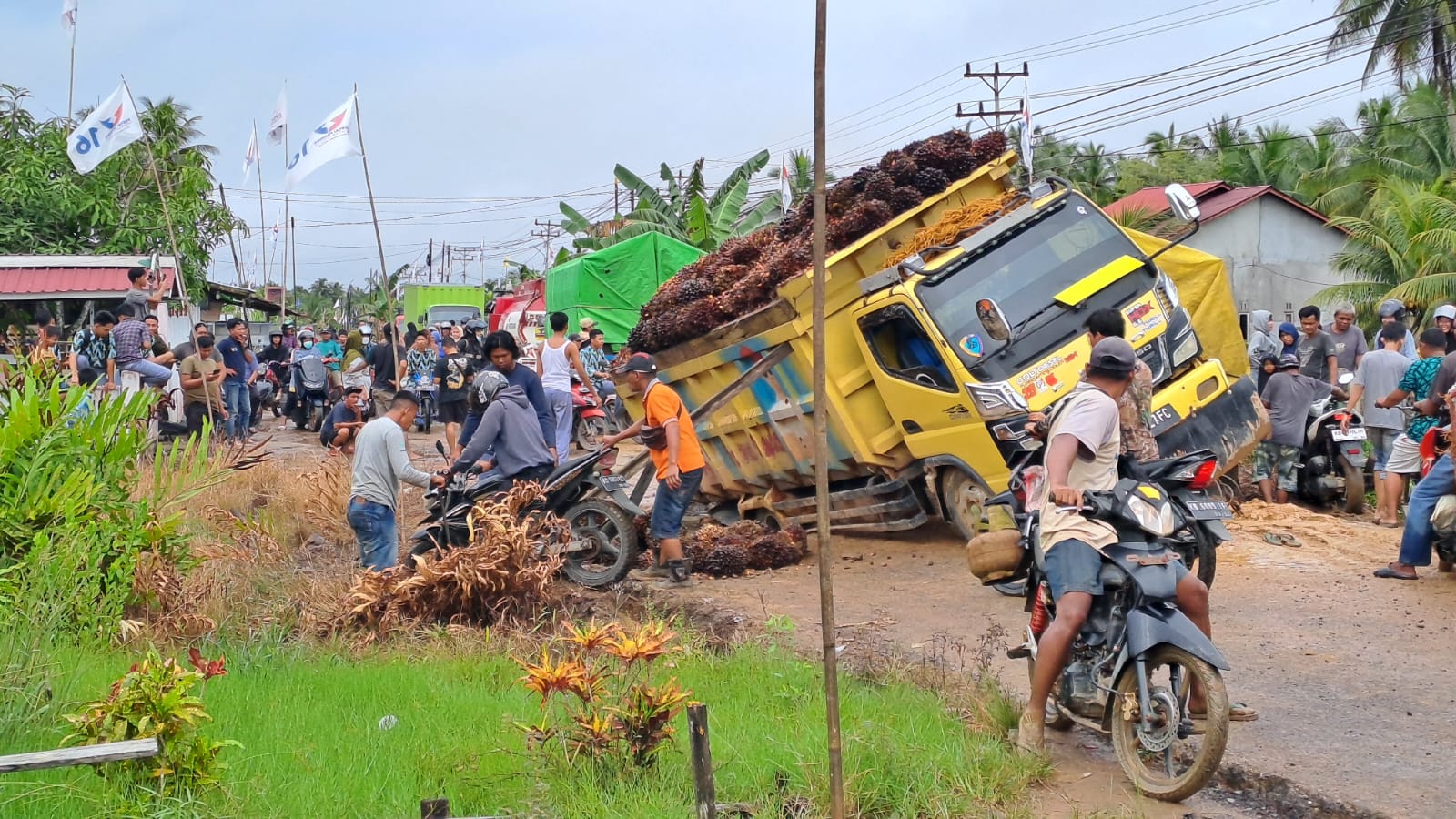Kondisi truk bermuatan berat yang mengalami amblas di jalan poros Desa Rantau Panjang, Kecamatan Simpang Hilir, Kabupaten Kayong Utara, Kamis (18/01/2024). (Foto: Istimewa)