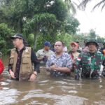 Dandim Putussibau bersama Bupati Kapuas Hulu Salurkan Bantuan ke Warga Terdampak Banjir di Bika dan Embaloh Hilir 16