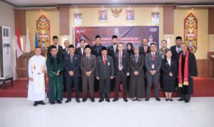 Sekda Kapuas Hulu, Mohd Zaini foto bersama usai acara pelantikan 9 pejabat fungsional Pemkab Kapuas Hulu. (Foto: Ishaq)