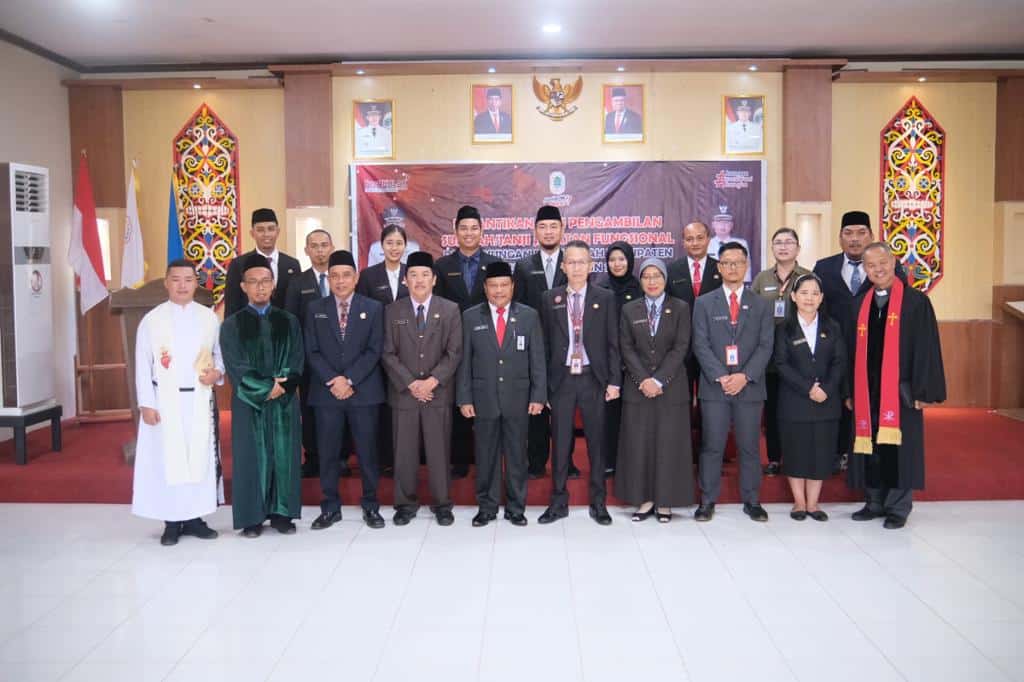 Sekda Kapuas Hulu, Mohd Zaini foto bersama usai acara pelantikan 9 pejabat fungsional Pemkab Kapuas Hulu. (Foto: Ishaq)