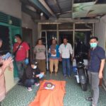 Tim kepolisian melakukan pemeriksaan lokasi penemuan mayat di sebuah kamar kos di Kota Pontianak. (Foto: Humas Polresta Pontianak)