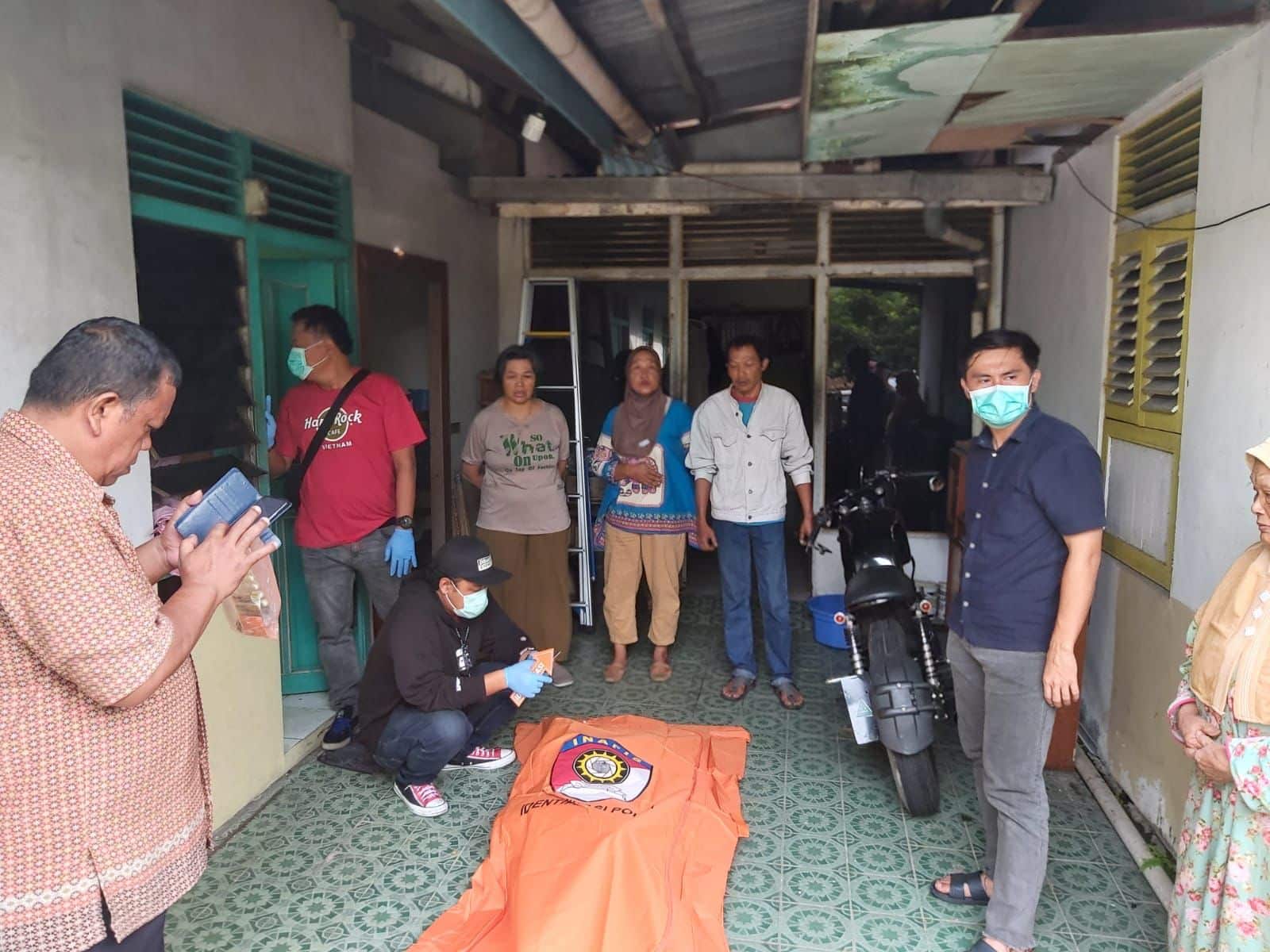 Tim kepolisian melakukan pemeriksaan lokasi penemuan mayat di sebuah kamar kos di Kota Pontianak. (Foto: Humas Polresta Pontianak)