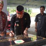 Bupati Kapuas Hulu, Fransiskus Diaan meresmikan Kantor Desa Urang Unsa (Foto: Ishaq)