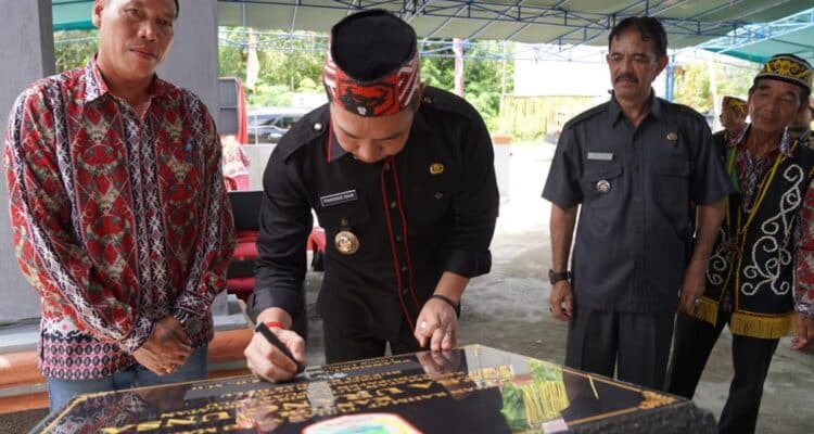 Bupati Kapuas Hulu, Fransiskus Diaan meresmikan Kantor Desa Urang Unsa (Foto: Ishaq)
