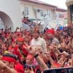 Capres Prabowo Subianto foto bersama dengan Pasukan Merah Tariu Borneo Bangkule Rajakng (TBBR), di Cafe Kluwi, Pontianak. (Foto: Indri)