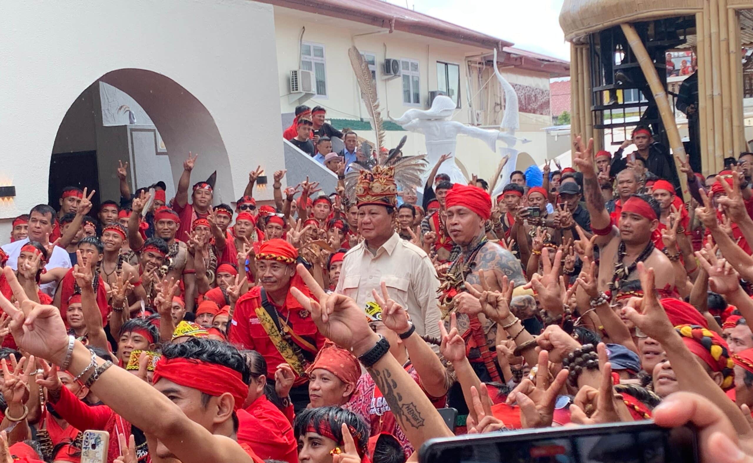 Capres Prabowo Subianto foto bersama dengan Pasukan Merah Tariu Borneo Bangkule Rajakng (TBBR), di Cafe Kluwi, Pontianak. (Foto: Indri)